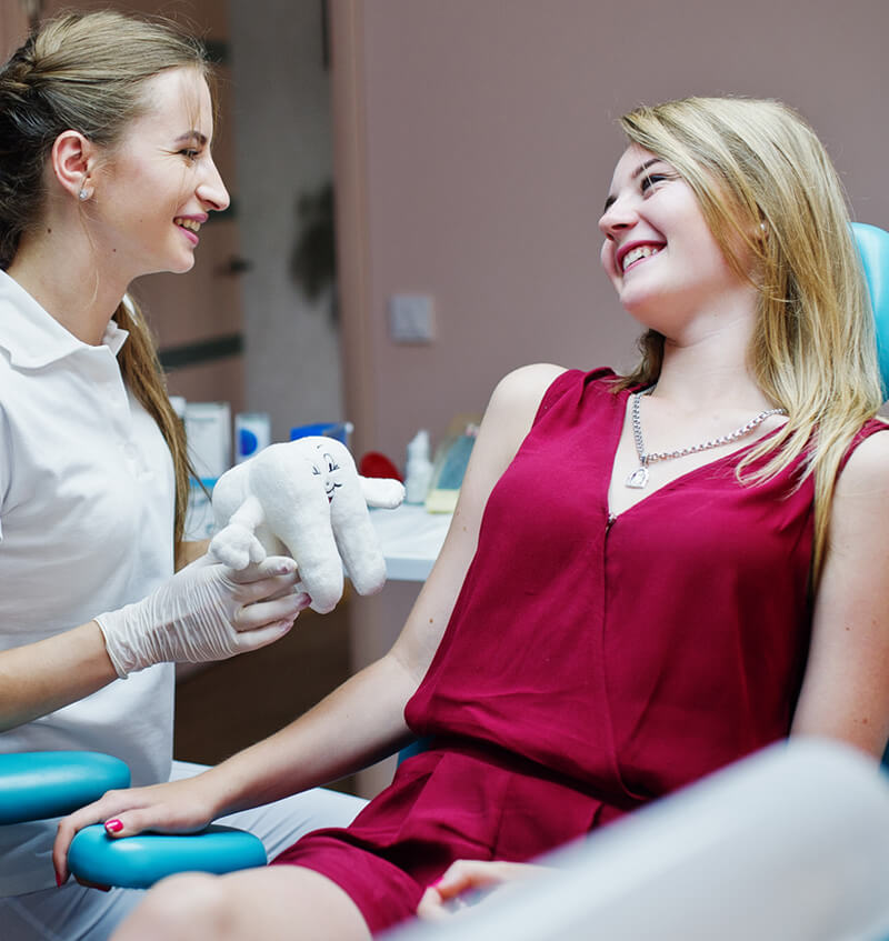 Teeth Whitening in Dundas, Hamilton: Brighten Your Smile at Dundas Dental Studio